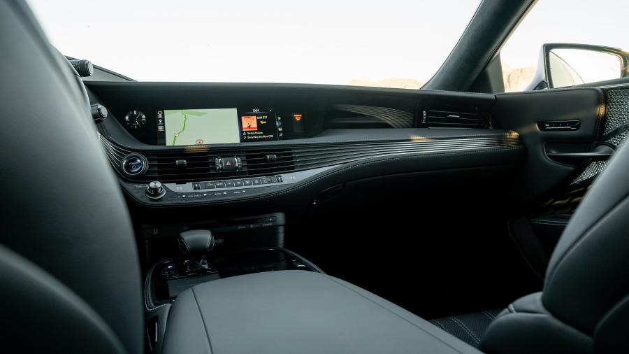 Детали интерьера Lexus LS500h 2017 года  (NA) (фото 3 из 40)